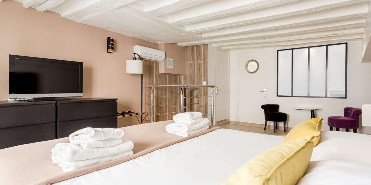 location-vacances-paris-marais-hoteldeville-chambre-1